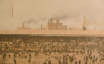 扇島海水浴場と工場地帯（1930年代）の写真