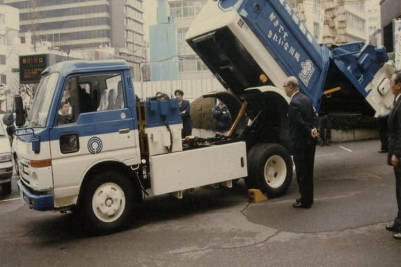 電動ごみ収集車出発式の写真